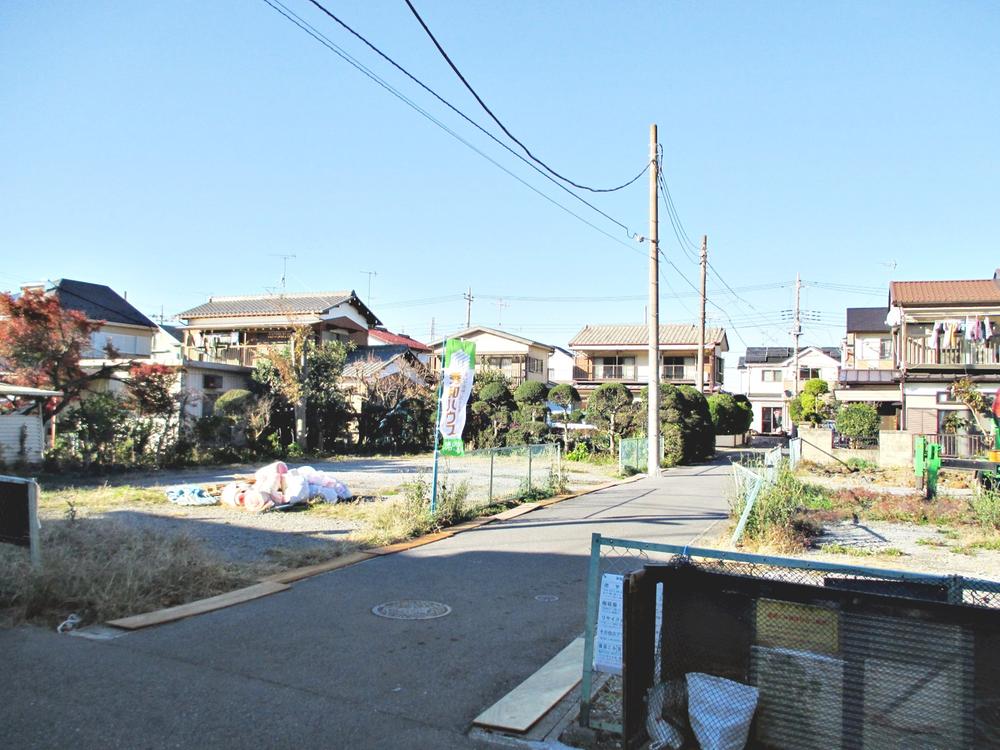 Local photos, including front road. Front road spacious 6.8M! !