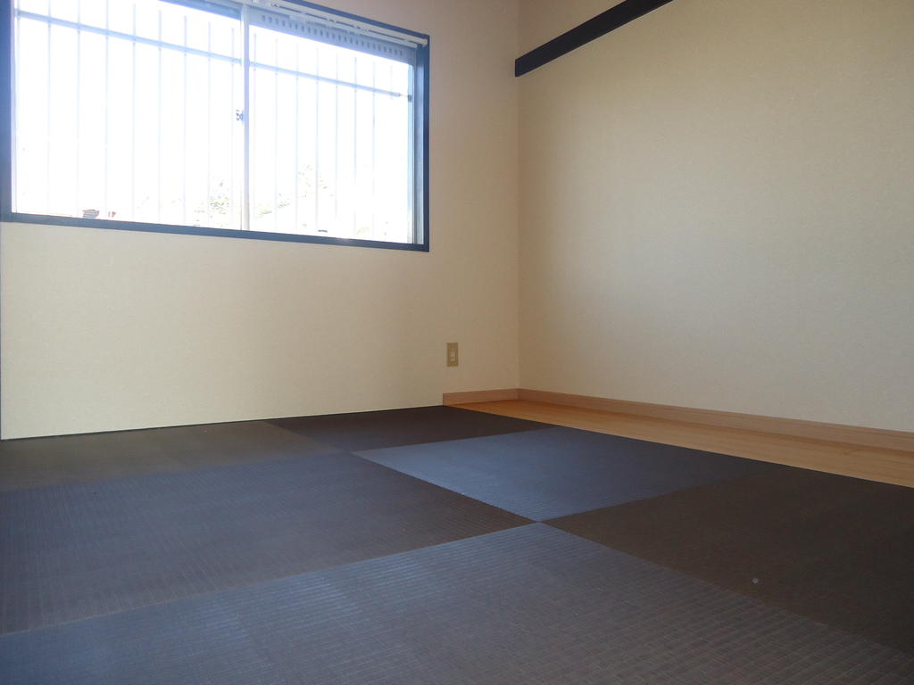 Other room space. Stylish Ryukyu tatami