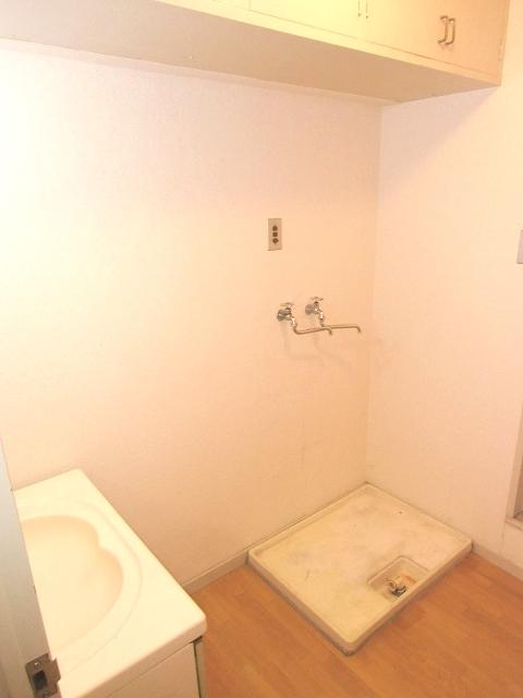 Wash basin, toilet. Indoor (11 May 2013) Shooting