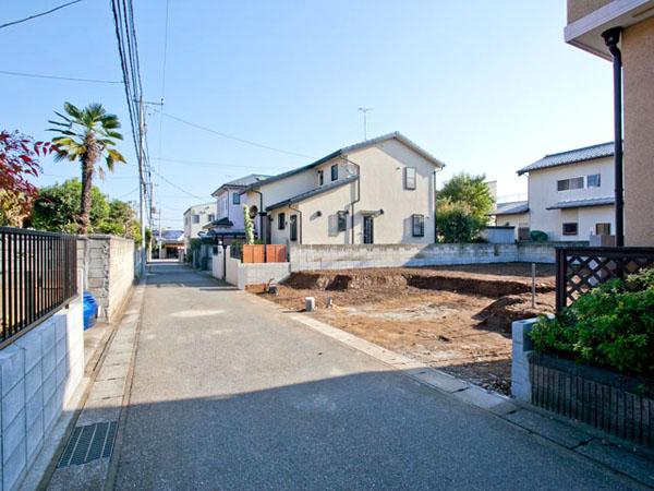 Local photos, including front road. Overall