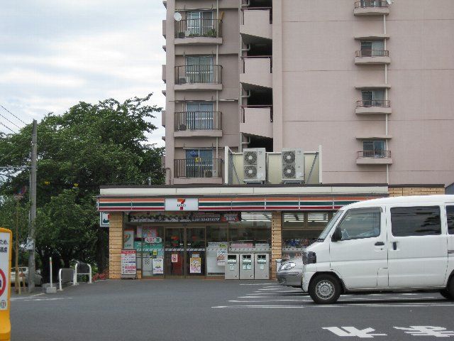 Convenience store. 290m to Seven-Eleven (convenience store)