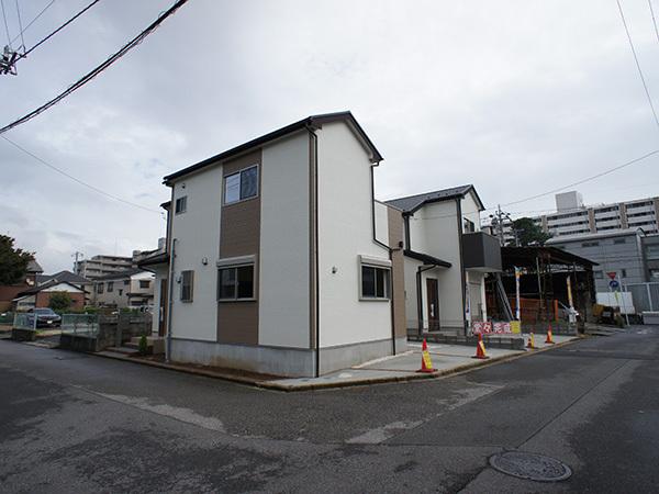 Local photos, including front road. Overall