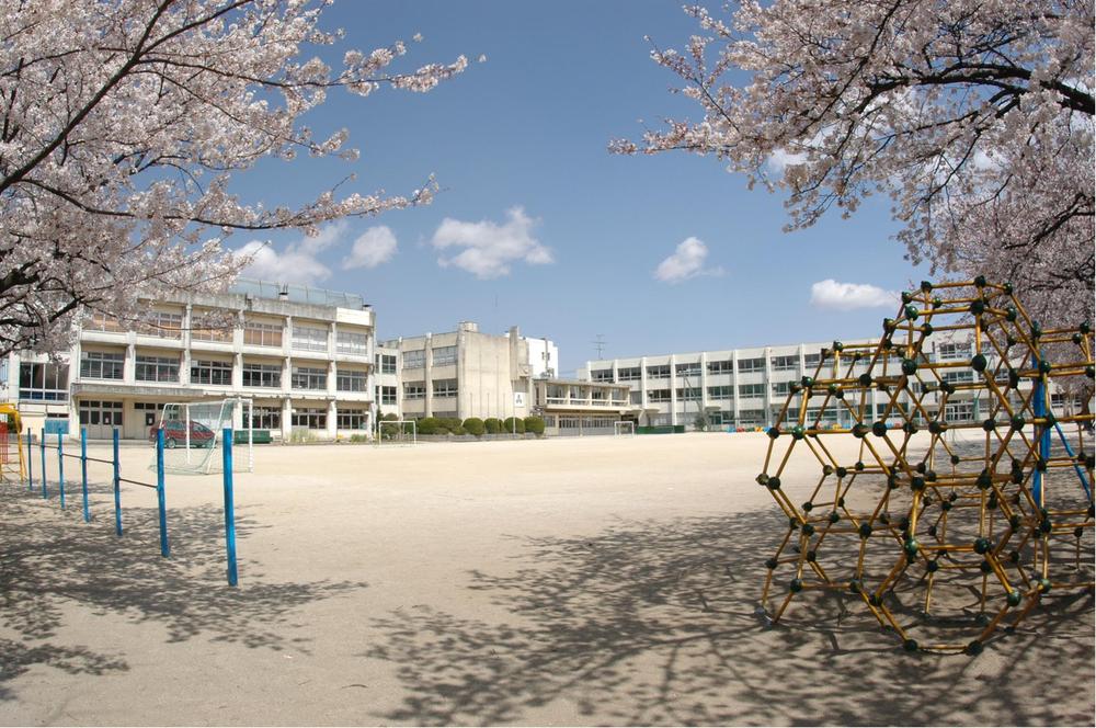 Junior high school. 2000m to the second junior high school