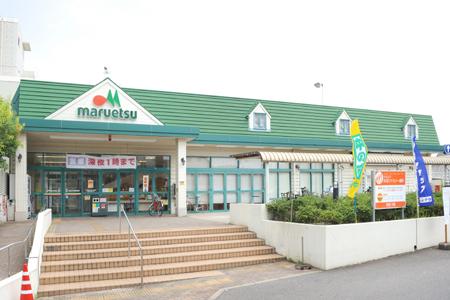 Supermarket. 412m until Maruetsu arrow switching station shop