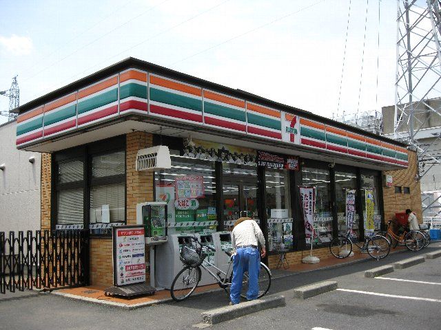 Convenience store. 420m to Seven-Eleven (convenience store)