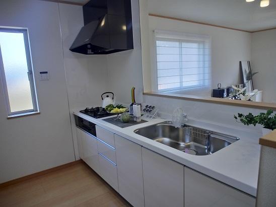 Kitchen. Washable in a large pot (Beijing pot) is also room with a branch, Work easily sink. Since wearing a step in the sink of the bottom, It does not interfere with the flow by placing the pot on top of the drainage port.