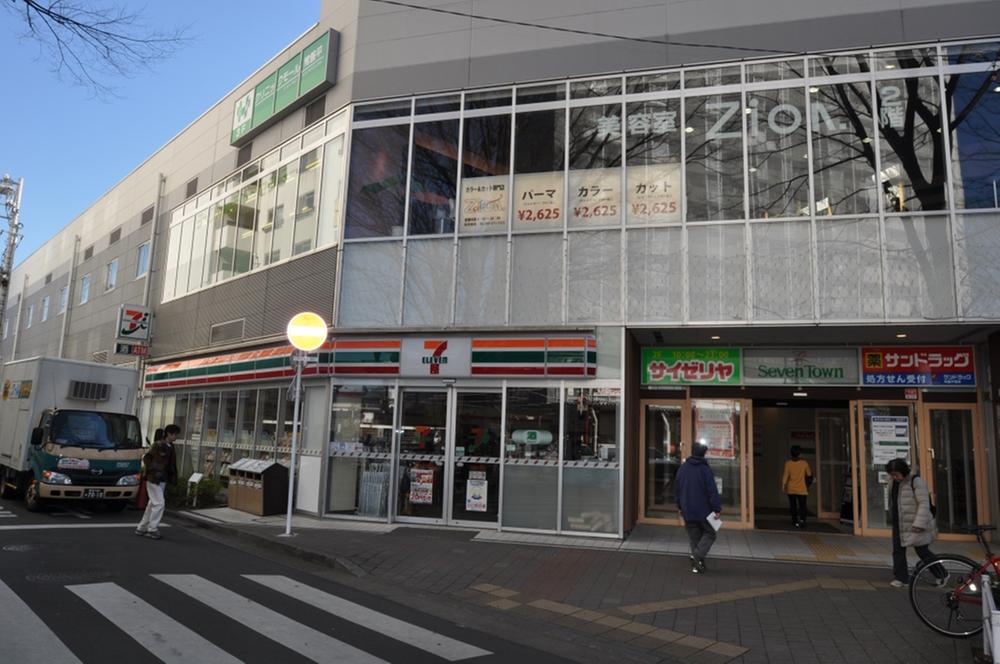 Convenience store. 738m to Seven-Eleven Matsudo Tokiwadaira Seven Town shop