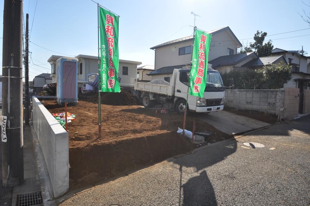 Local land photo. Local (12 May 2013) Shooting Corner lot ・ Attached to the hill, Day is good. Do not worry about, such as flooding.