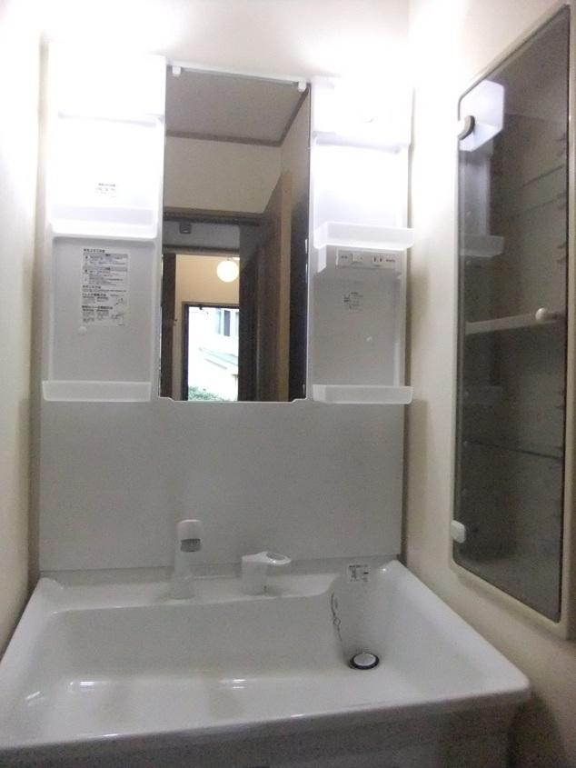 Wash basin, toilet. Local (11 May 2013) Shooting