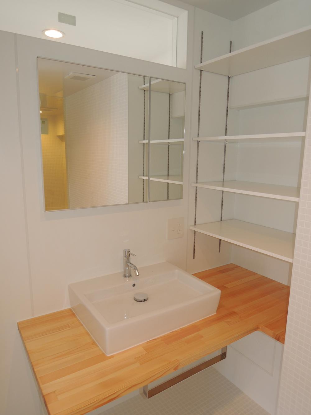 Wash basin, toilet.  [Wash basin] Simple washbasin, Of natural wood counter accents into a unified decorated in white.
