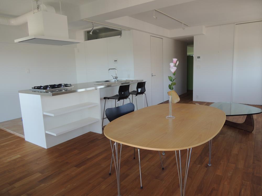 Living.  [LDK] LDK of about 18 quires that becomes the center of the house is also good airy view!