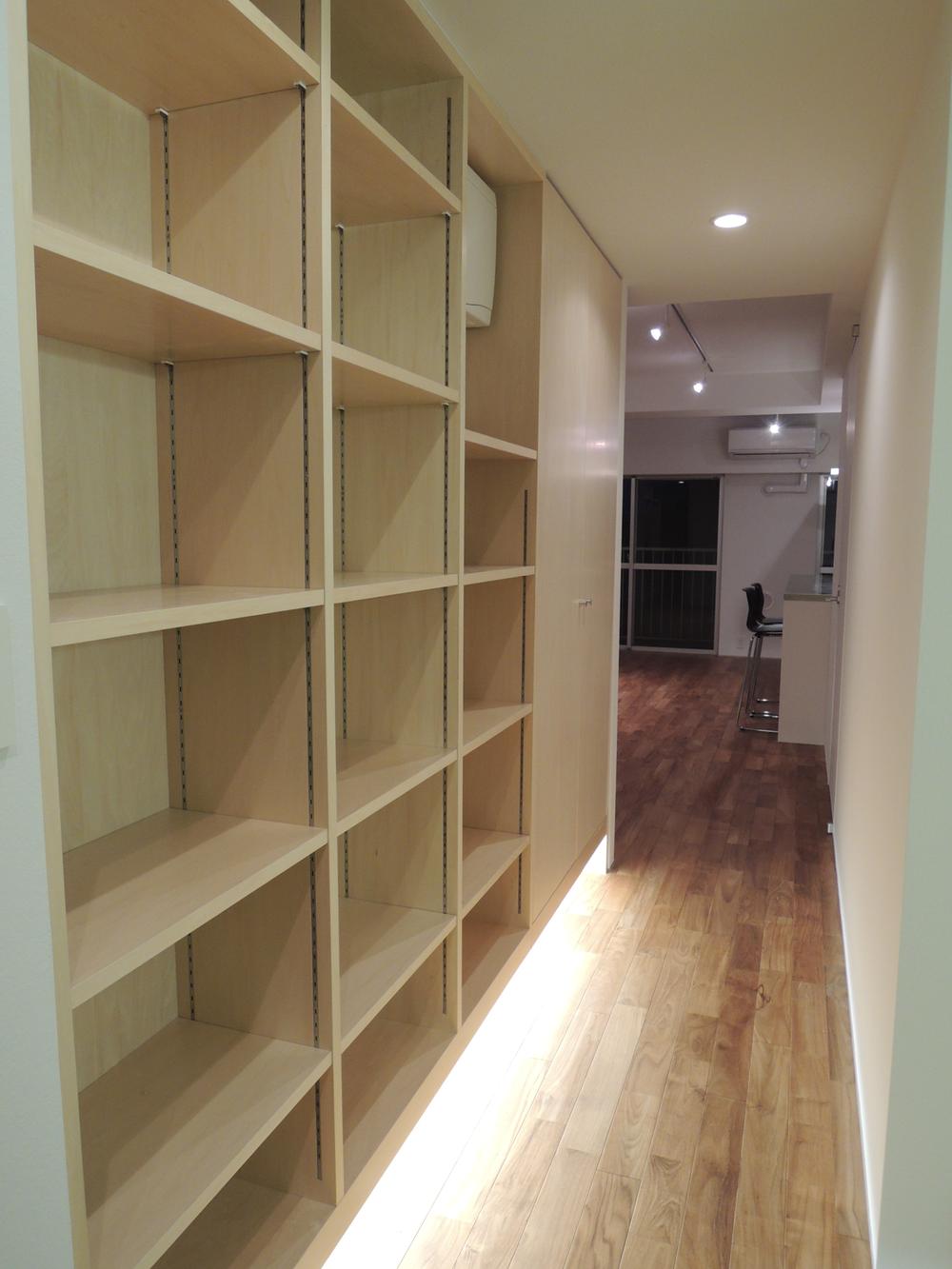 Receipt.  [shelf] There are also plenty of collection amount of the movable shelf. Indirect lighting of feet Wrap soften the space.