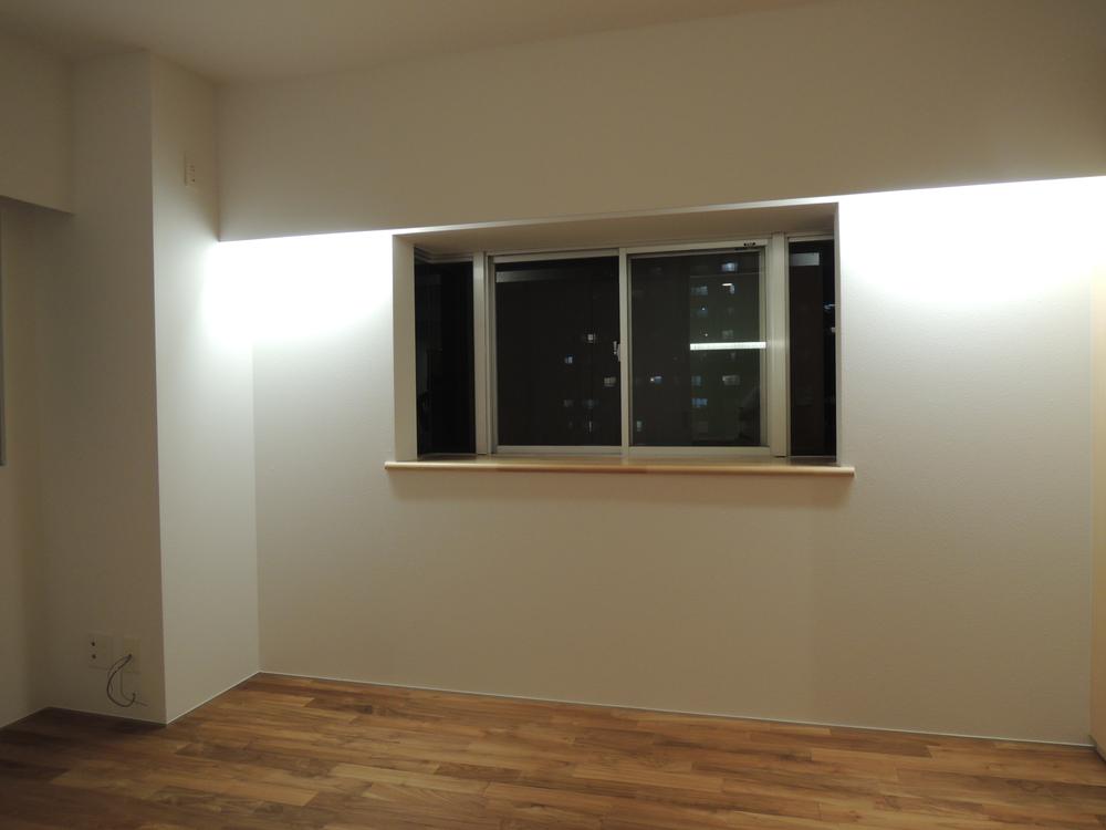 Non-living room.  [Bedroom] It has become a calm space with indirect lighting.