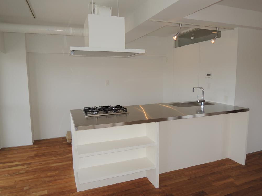 Other Equipment. Original kitchen is 2500 × 1000 size ・ Work top SUS304 hairline finish ・ It incorporates a counter and cabinet.