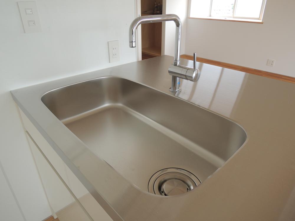 Other Equipment. Kitchen faucet is refreshing design of Grohe's "Minta" work top and sink integrated welding.