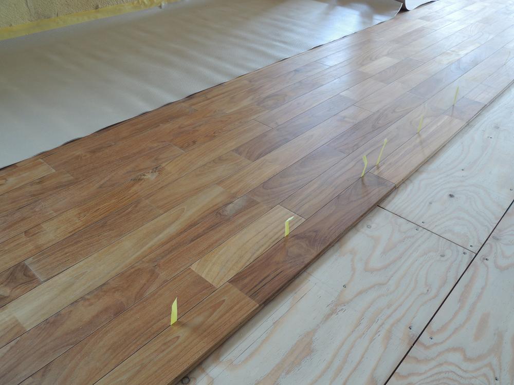 Construction ・ Construction method ・ specification. The floor is painted a natural paints made from 100% rice called "Kinuka" to the solid flooring (teak). Firm stepping comfort and natural texture of solid wood that warmth is transmitted trees, It gives a richness to life.