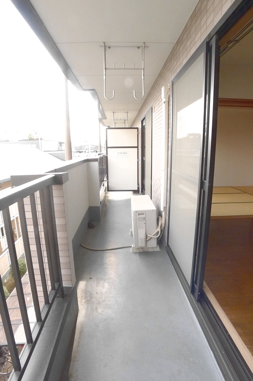 Balcony. Spacious balcony. Jose you a lot laundry!