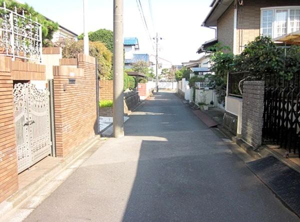 Local photos, including front road. Front road is a public road 4m. Okay over time in the parking because there is less car street less living environment is good car street