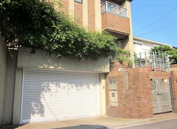 Parking lot. Important car per underground garage is also safe also can reduce the car wash of labor for less dirty car shutter is convenient to open and close with an electric shutter