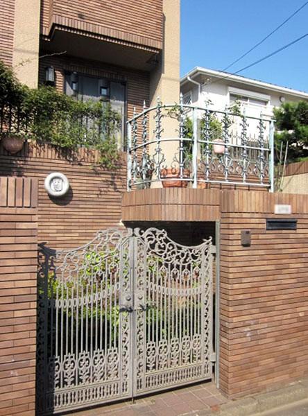 Entrance. Entrance porch around is also fashionable in the paste brick