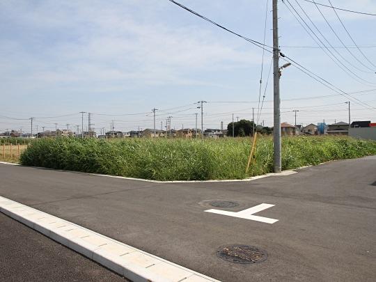 Local land photo. August 2013 shooting. Located in the southwest of the corner lot, South 6m, And the West 8m, Day is good by clear some road.  ※ It is mowing planned.