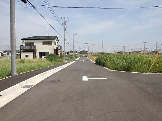 Local photos, including front road. West road 8m (including the sidewalk). It is spacious, Could live you with peace of mind.