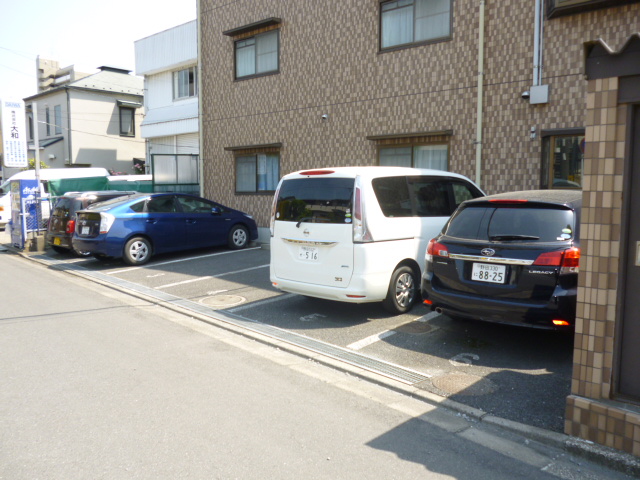 Parking lot. On-site parking 10,000 yen  Sky Yes