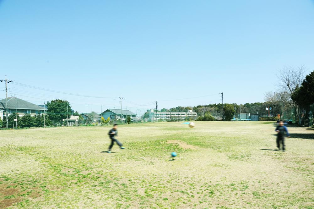 park. Koganehara Square with its 10m children free to play until the children's playground has spread on the south side of the "Wellith Court Kitakogane". The surroundings have been covered by the net can also enjoy ball games, such as soccer.