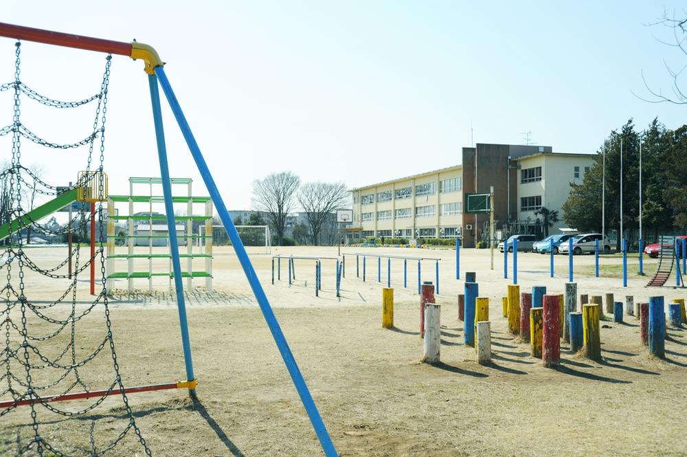 Primary school. Municipal Kurikesawa is "Municipal Kurikesawa elementary school" safe distance in 5 minutes and the children walk up to that was also rich 400m various club activities to elementary school.