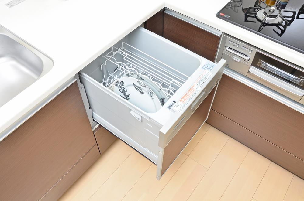 Other Equipment. The dishwasher to reduce the time and effort of the day-to-day washing has been standard equipment. Since the kitchen built-in, You can use the cooking space widely effectively.