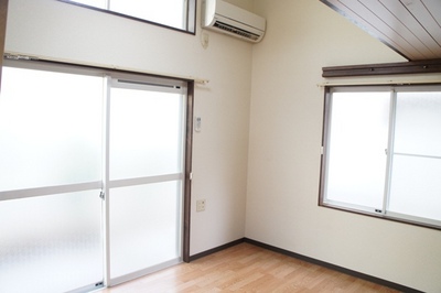 Living and room. Facing south ・ Bright two-sided lighting Western-style