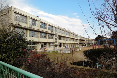Primary school. Tokiwadaira the second elementary school (elementary school) up to 200m