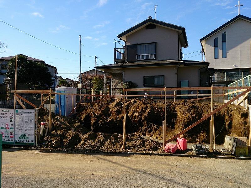 Local photos, including front road. Site has become about 1.5m higher than the road. (December 13, 2013) Shooting