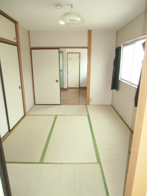 Living and room. Housed plenty of Japanese-style room