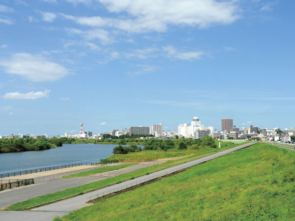 Surrounding environment. Vast Edogawa of the riverbed to be healed in green. Matsudo fireworks display is also held in the summer (Edogawa / About 1100m ・ A 14-minute walk)