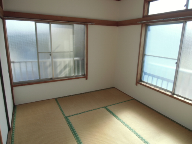 Other room space. Bright Japanese-style room in the two-sided lighting