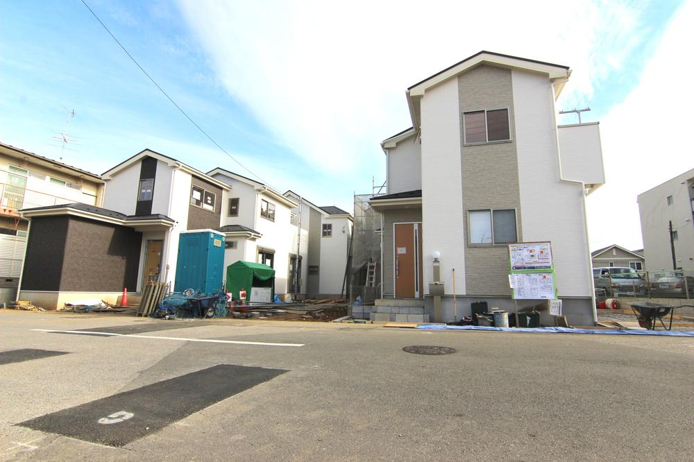 Local photos, including front road. Local (December 2013 shooting) front road is safe for widely traffic is also very small and the width 7.9m.