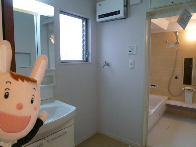 Wash basin, toilet. Building 2 room (November 1, 2013) Shooting