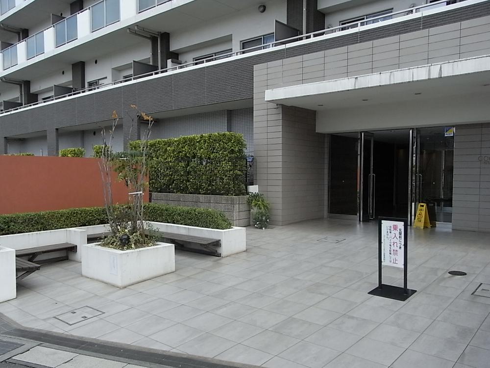 Entrance. Common areas