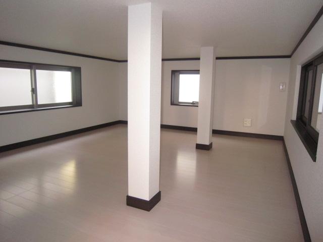 Non-living room. Photos of the second floor loft (collection)