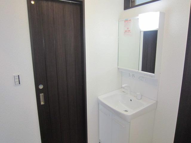 Wash basin, toilet. Indoor (11 May 2013) Shooting