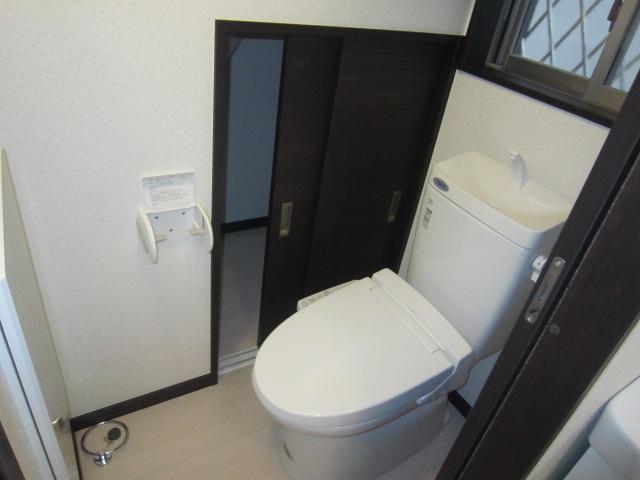 Toilet. Indoor (11 May 2013) Shooting