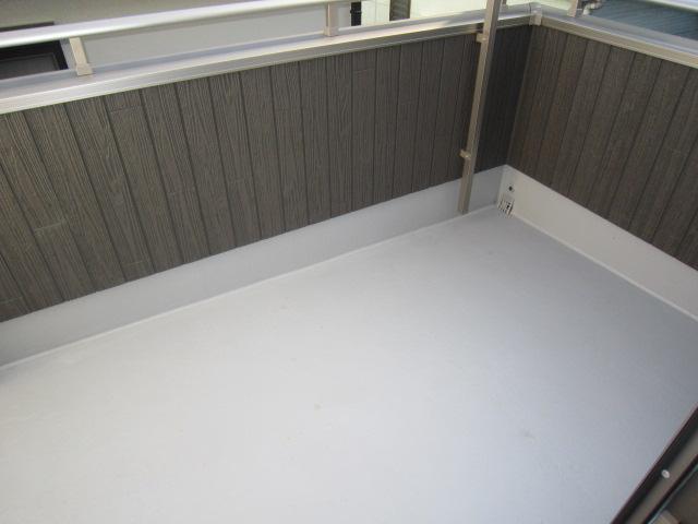 Parking lot. Wide veranda with depth of the second floor the top floor