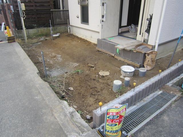 Local appearance photo. Garage part is out now on concrete. Parking is available for ordinary vehicles