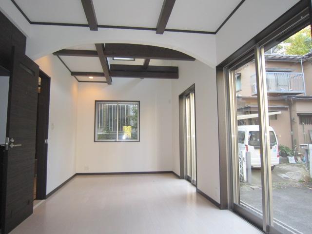 Living. Windows that there is a wealth of bright living and atrium There is also a feeling of opening.