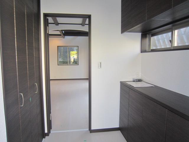 Entrance. Bright entrance of the upper and lower housing in the central portion space, There is also going out, such as clothes coat cloak, It will be subjected to the time of returning home.