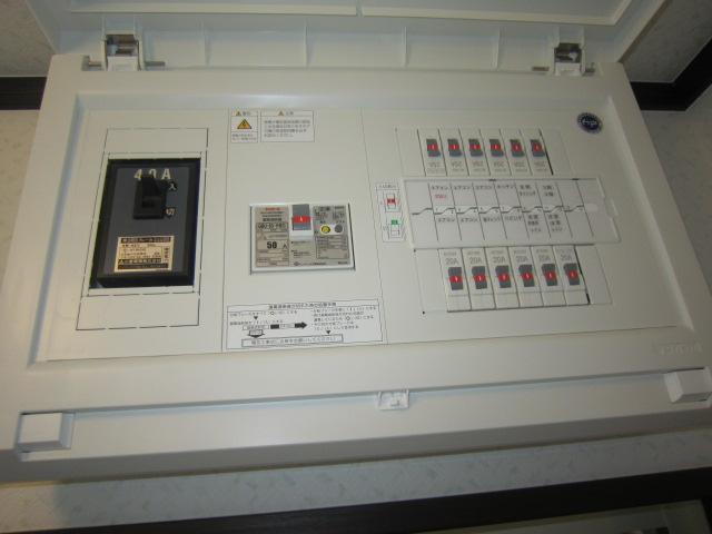 Wash basin, toilet. 40A switchboard of