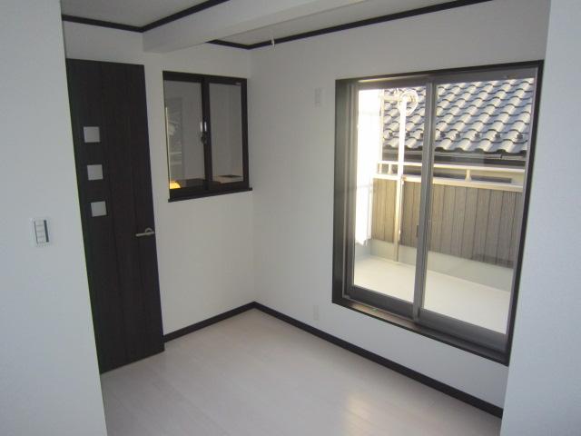 Non-living room. The second floor is the top floor of the Western-style. There is a wide depth of the veranda. Sunshine good