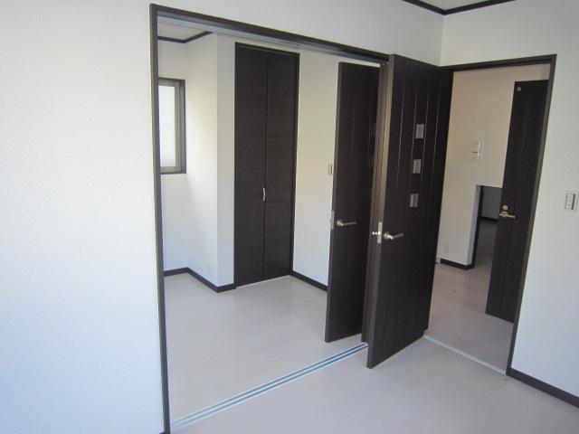 Non-living room. 4 Pledge +4 Pledge = 8 pledge master bedroom, such as, Since the sliding door storage door can be separated in accordance with the growth.