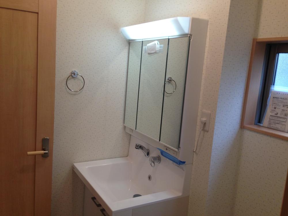 Wash basin, toilet. Vanity triple mirror